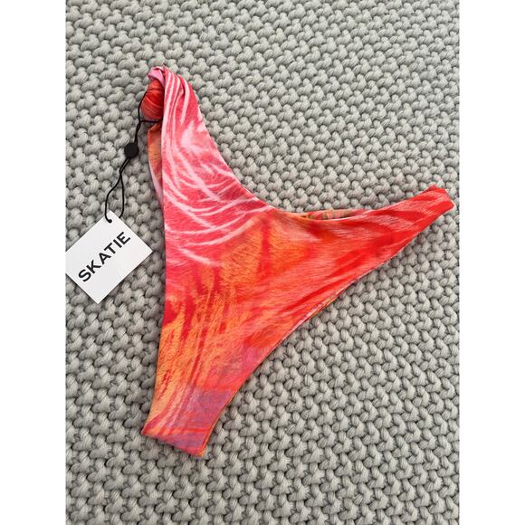 Skatie• ‘Suzanne’ Bikini Bottoms in MAKAHA - Picture 3 of 12